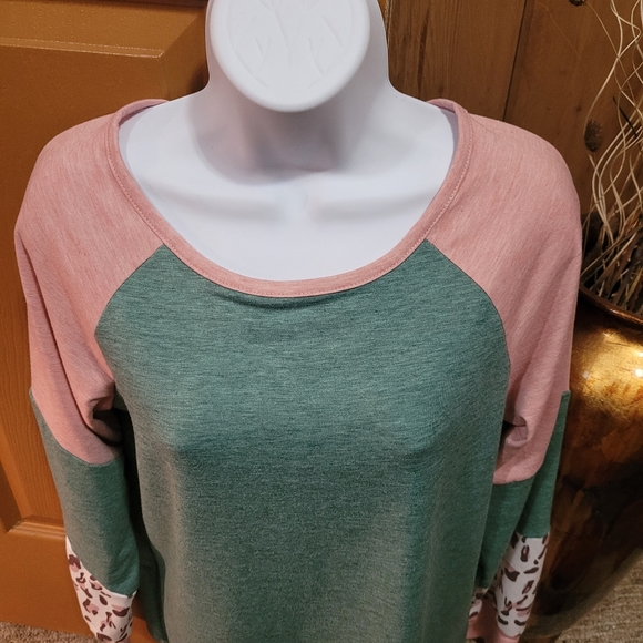 💜 New Green Leopard Color Block Top - Picture 3 of 4